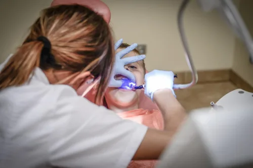 Proces leczenia odsłoniętych szyjek zębów