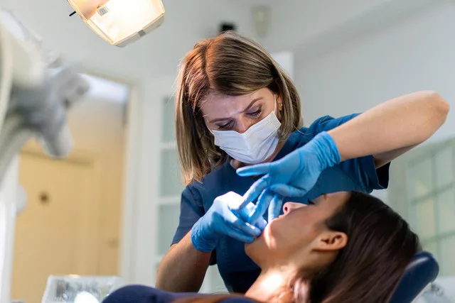 W jakich warunkach lekarz dentysta może wystawić zwolnienie lekarskie?
