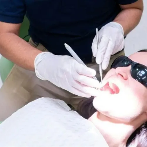 Kim jest periodontolog? Kiedy wizyta u tego specjalisty jest niezbędna?