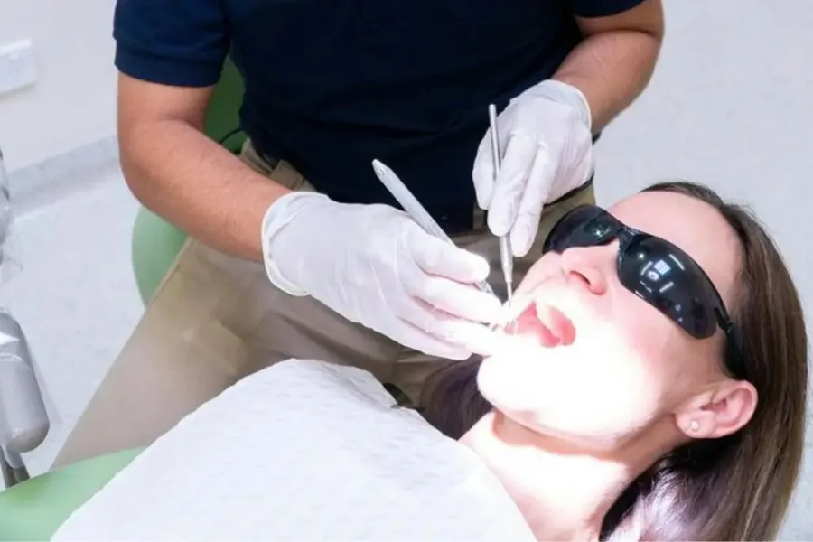 Kim jest periodontolog? Kiedy wizyta u tego specjalisty jest niezbędna?